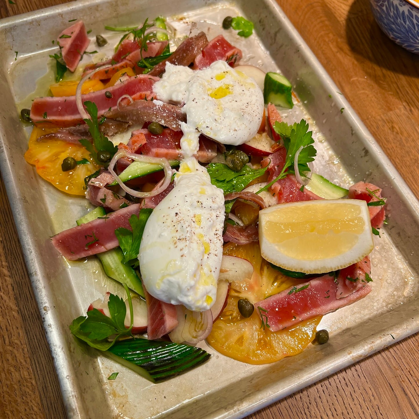 Foto pÄ grillad tonfisk med grillade grönsaker.