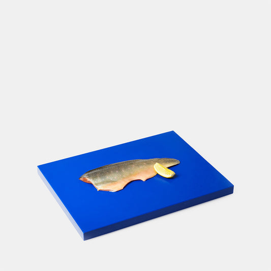 Fjällrödingfilé-på-blå-skärbräda