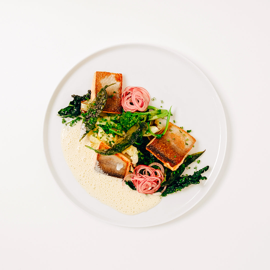 Fjällröding serverad med grönsaker och sås