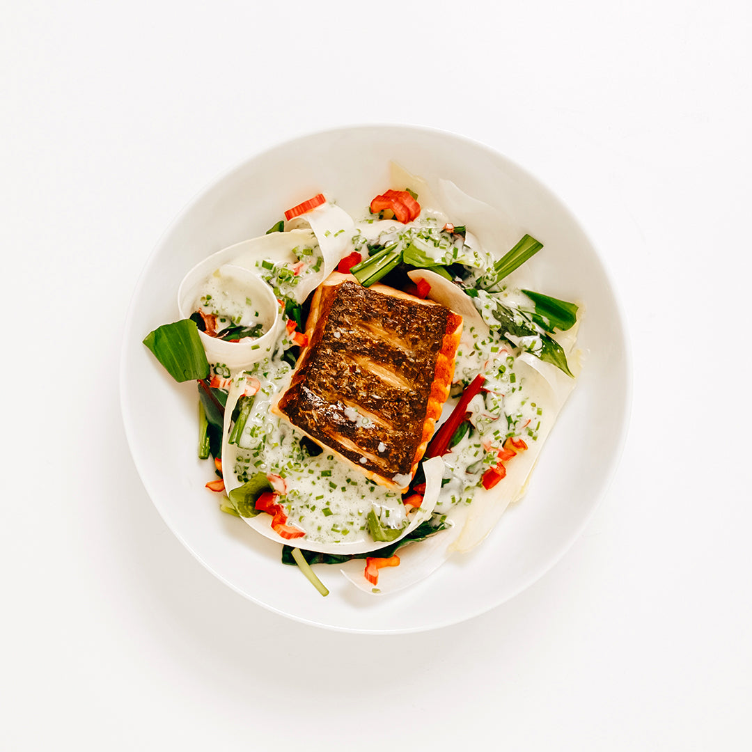 Tillagad färöisk laxfilé på sallad – perfekt som lätt lunch eller middag