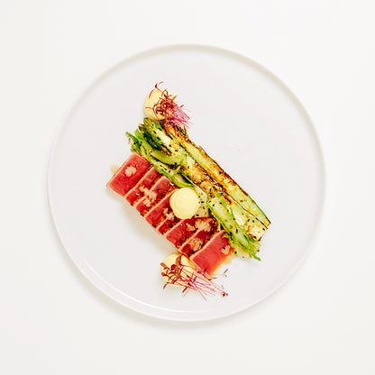 Sotad tonfisk med rå kärna och stekyta – klar att serveras som sashimi.