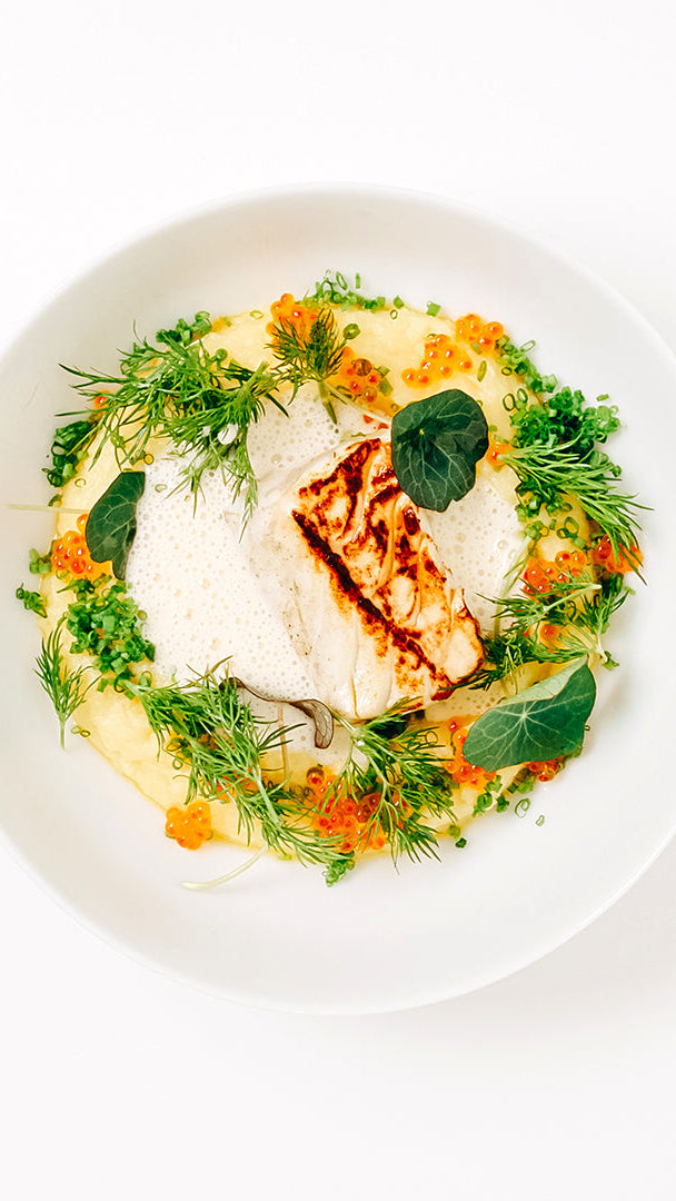 foto på vacker fiskrätt i tallrik