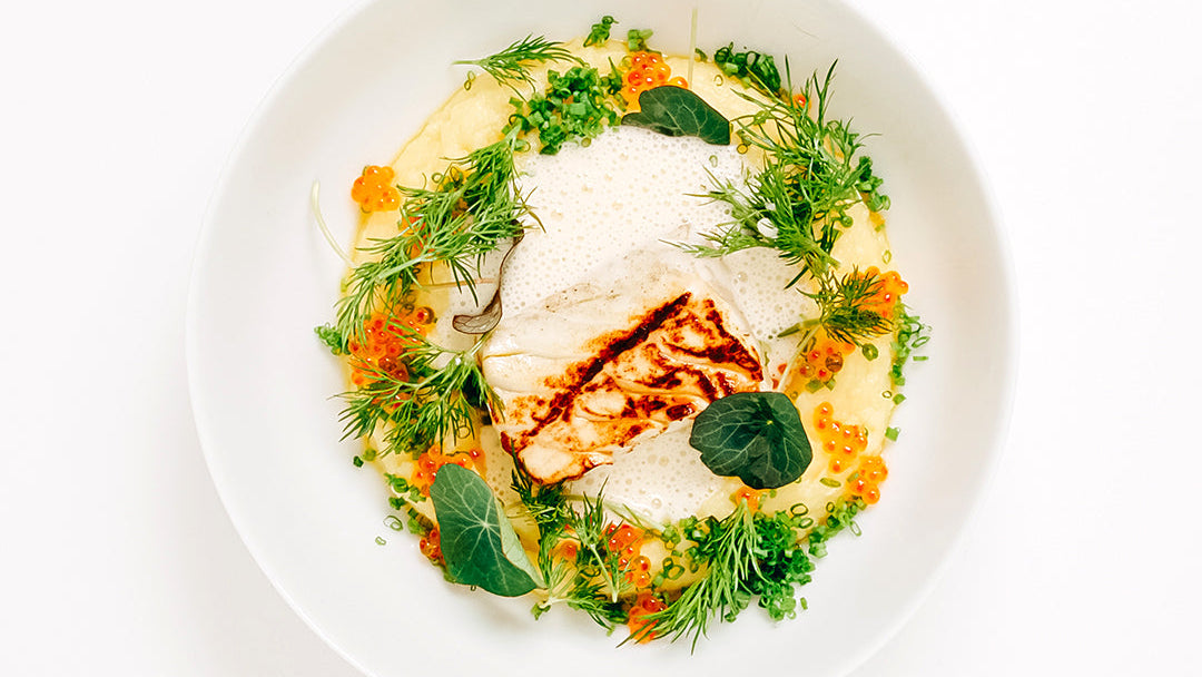 foto på vacker fiskrätt i vit tallrik