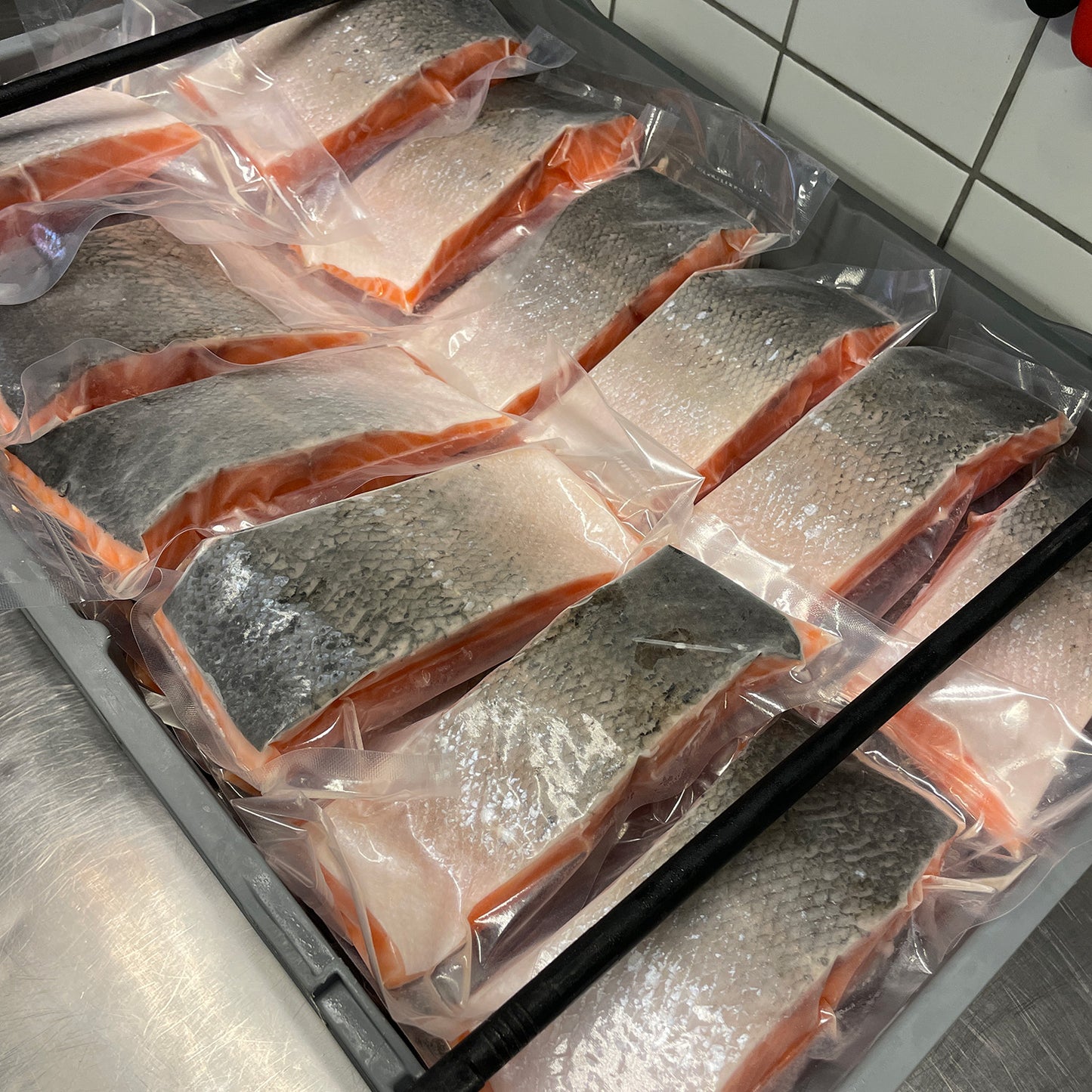 Laxfilé från Färöarna – styckvis förpackade bitar på köksbänk