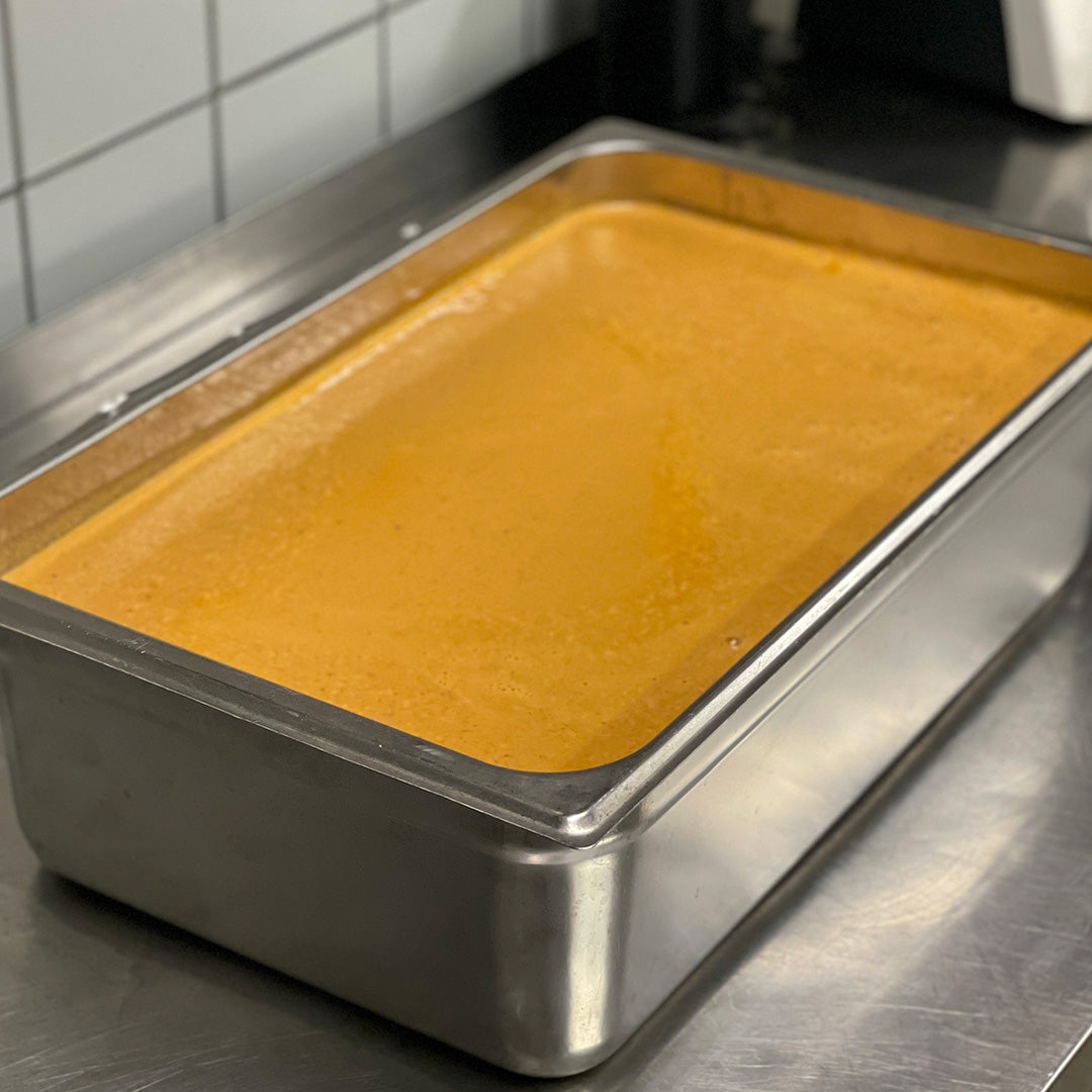 Video på tillredning av HMIS hummersoppa VSOP – En lyxig och krämig soppa med rik smak av hummer – Serveras med vit sparris.